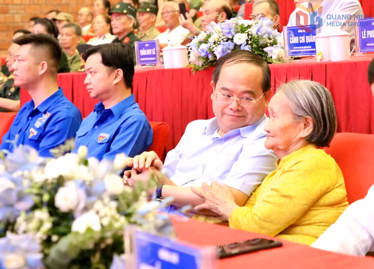Đồng chí Bí thư Tỉnh ủy Quản Minh Cường trò chuyện cùng Mẹ VNAH Nguyễn Thị Thuộc trong chương trình “Tuổi trẻ Quảng Ninh - Tự hào tiếp bước”.