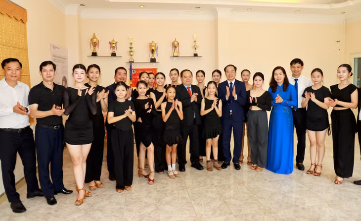 Đồng chí Quản Minh Cường, Bí thư Tỉnh ủy, Trưởng Đoàn ĐBQH tỉnh, cùng các đại biểu chụp ảnh lưu niệm với các học sinh lớp khiêu vũ thể thao của Trường Trung cấp Nghệ thuật và Thể thao Quảng Ninh.