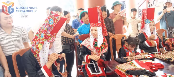 Thêu trang phục truyền thống của người Dao Thanh phán tại Lễ hội Kiêng gió, xã Hoành Mô.