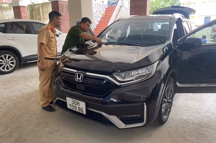 Lực lượng chức năng khám nghiệm phương tiện gây tai nạn. Ảnh: Công an Lào Cai