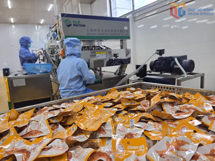Sản phẩm chân gà ủ vị ăn liền của Công ty TNHH chế biến thực phẩm sạch Trung Hiếu được sản xuất bằng dây chuyền, thiết bị hiện đại.