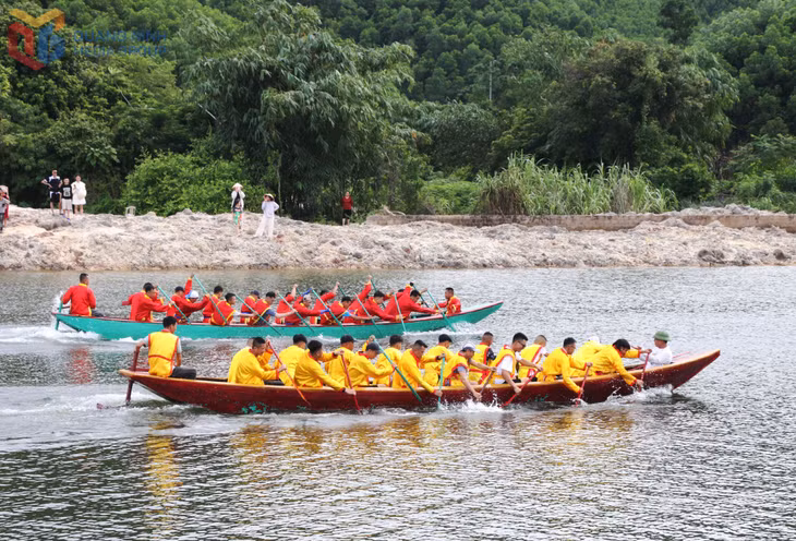 Đua thuyền truyền thống là hoạt động thể thao thể hiện sức mạnh, tinh thần đoàn kết của cư dân vùng biển.