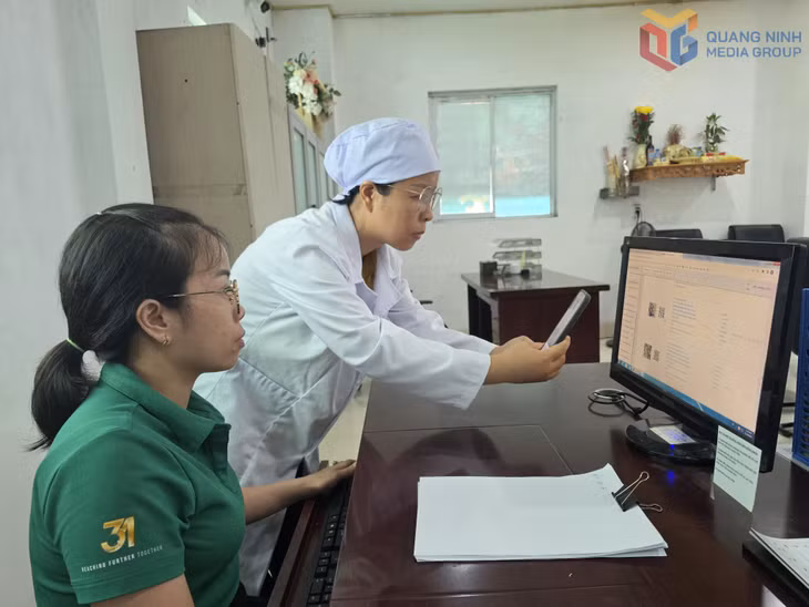 Cán bộ Nhà máy hàu Vân Đồn check mã truy xuất nguồn gốc sản phẩm của đơn vị trên Hệ thống cơ sở dữ liệu truy xuất nguồn gốc thực phẩm nông, lâm, thủy sản an toàn có địa chỉ http://qn.check.net.vn.