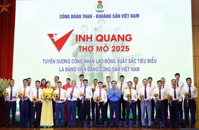 Các đảng viên của Đảng bộ Công ty được khen thưởng.