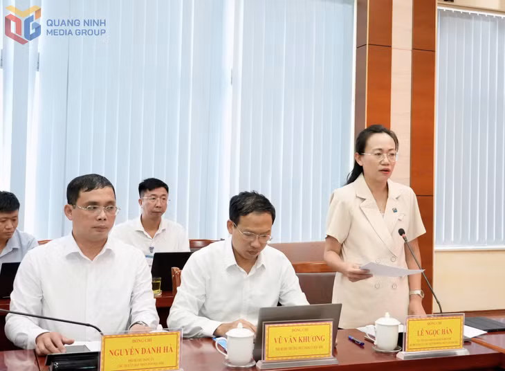 Lãnh đạo Đảng uỷ Đặc khu Cô Tô báo cáo tình hình, kết quả thực hiện nhiệm vụ 7 tháng đầu năm.