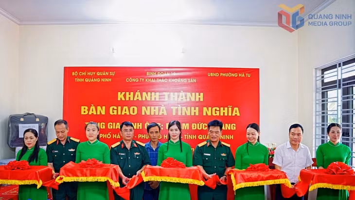Công ty Khai thác Khoáng sản phối hợp với UBND phường Hà Tu và Bộ Chỉ huy Quân sự tỉnh tổ chức bàn giao nhà tình nghĩa cho gia đình ông Phạm Đức Quang (khu phố 7, phường Hà Tu).