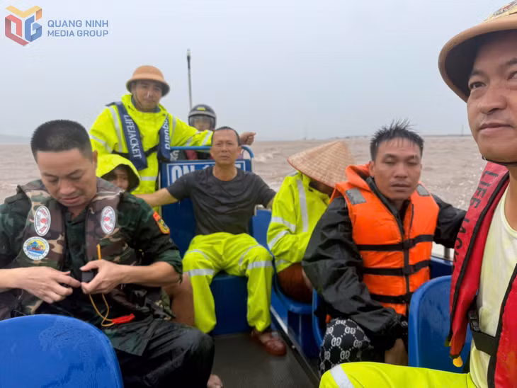Sau khi tiếp cận cứu hộ, lực lượng chức năng sử dụng phương tiện chuyên dụng đưa 3 thuyền viên nhanh chóng vào bờ.