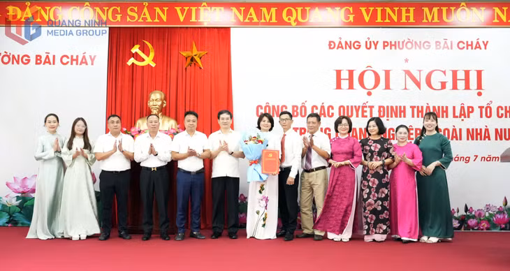 Đồng chí Vũ Quyết Tiến, Phó Bí thư Tỉnh ủy, Chủ tịch Ủy ban MTTQ tỉnh, Trưởng Ban Chỉ đạo xây dựng tổ chức Đảng doanh nghiệp ngoài nhà nước tỉnh, trao quyết định, tặng hoa chúc mừng các tổ chức Đảng trong doanh nghiệp ngoài nhà nước phường Bãi Cháy. 