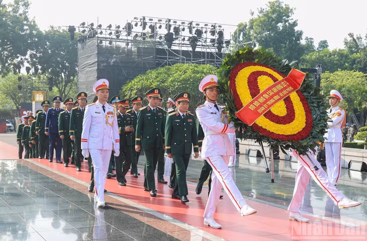 Đoàn đại biểu Quân ủy Trung ương - Bộ Quốc phòng đặt vòng hoa tại Đài tưởng niệm các Anh hùng liệt sĩ trên đường Bắc Sơn.
