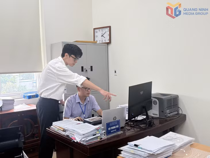 Anh Phạm Tuấn Phong (đứng), công chức Phòng Văn hóa - Xã hội, UBND phường Hạ Long, trao đổi nghiệp vụ trong quá trình thực hiện nhiệm vụ chuyển đổi số.