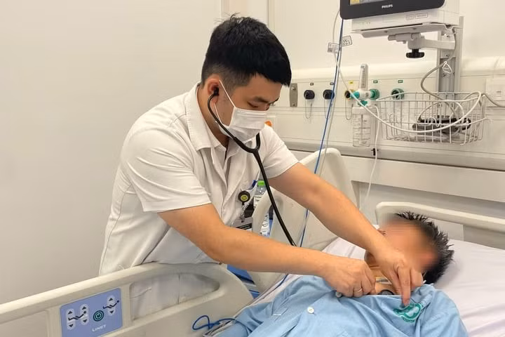 Một trong số 8 nạn nhân vụ ngộ độc khí đang được bác sĩ theo dõi sức khoẻ. (Ảnh: Diệu Hiền)