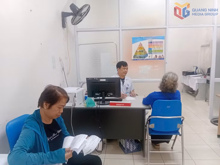 Bác sĩ Bạch Vân Đông thăm khám cho người bệnh tại Trạm Y tế phường Hoành Bồ.