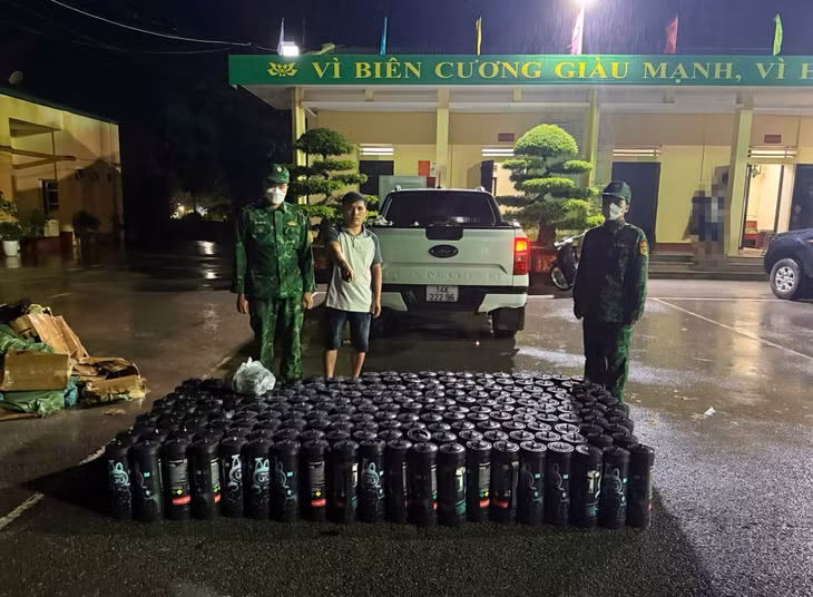 Đối tượng Lạc A Chương cùng tang vật tại Đồn Biên phòng cửa khẩu Hoành Mô.