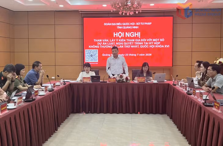 Đồng chí Nghiêm Xuân Cường, Phó Chủ tịch HĐND tỉnh, phát biểu tại hội nghị.