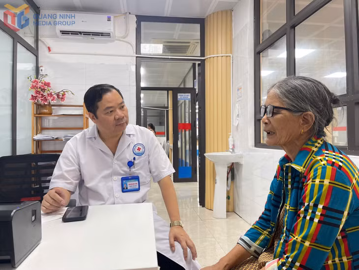 Sau khi khám tổng thể, người dân được các y bác sĩ tại Bệnh viện Đa khoa khu vực Vân Đồn tư vấn sức khỏe và điều trị các bệnh lý nếu có.