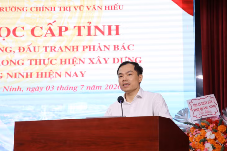 PGS.TS Nguyễn Mạnh Hùng, Phó Giám đốc Học viện Chính trị quốc gia Hồ Chí Minh, Phó Chủ tịch Hội đồng Lý luận Trung ương, phát biểu tại hội thảo.