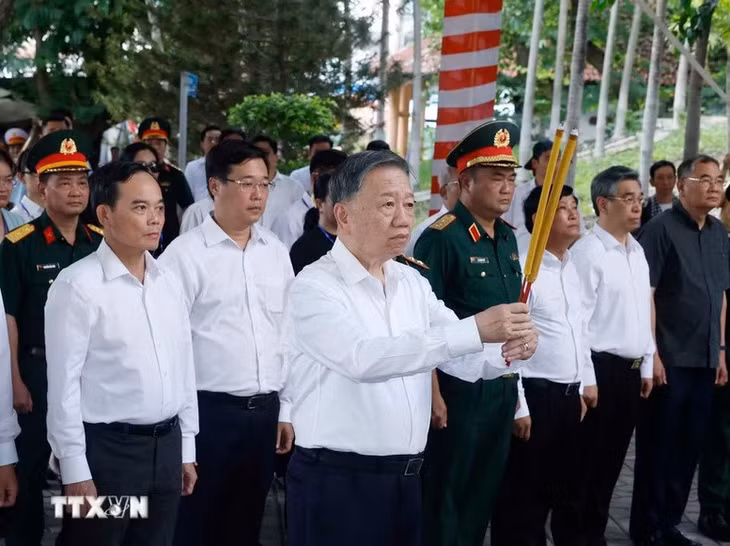 Tổng Bí thư, Chủ tịch nước Tô Lâm và Đoàn công tác dâng hoa, dâng hương tại Tượng đài Tổng Bí thư Trần Phú - Ảnh: TTXVN