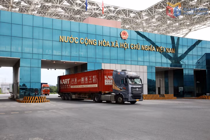 Hoạt động XNK qua cầu Bắc Luân II (Cửa khẩu quốc tế Móng Cái). Ảnh: Mạnh Trường