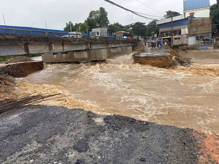 Xã La Bằng đào, cắt tuyến đường tránh để mở dòng chảy, tăng khả năng tiêu thoát nước tại khu vực Cầu Điệp. (Ảnh: UBND xã La Bằng).