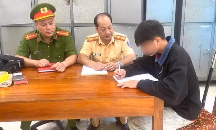 Lực lượng chức năng làm việc với em S.T.D. (Ảnh: Công an xã Văn Bàn)