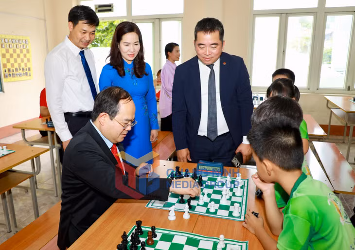 Đồng chí Bí thư Tỉnh ủy giao lưu, chụp ảnh lưu niệm với thầy trò lớp năng khiếu cờ vua tại Trường Trung cấp Nghệ thuật và Thể thao Quảng Ninh (7-2026). Ảnh: Minh Hà
