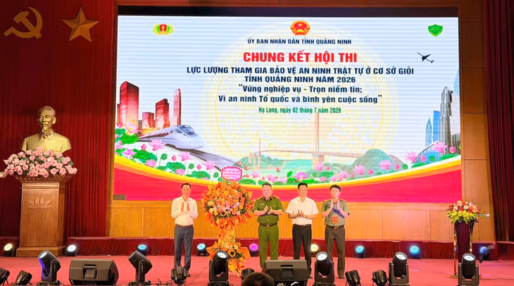 Đồng chí Lê Văn Ánh, Phó Chủ tịch UBND tỉnh, tặng hoa chúc mừng Ban tổ chức cuộc thi.