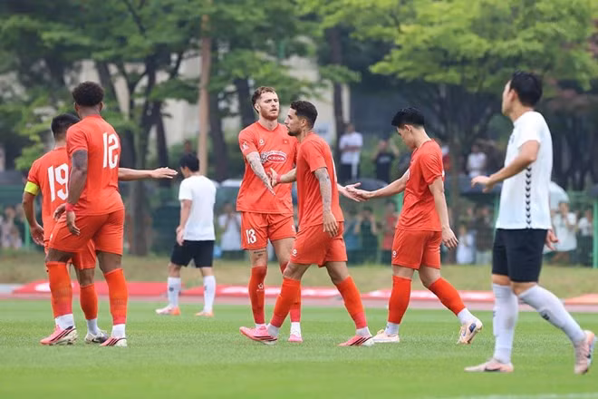 Đội tuyển Việt Nam thắng Siheung FC 6-0 trong trận đấu tập đầu tiên tại Hàn Quốc. Ảnh: VFF