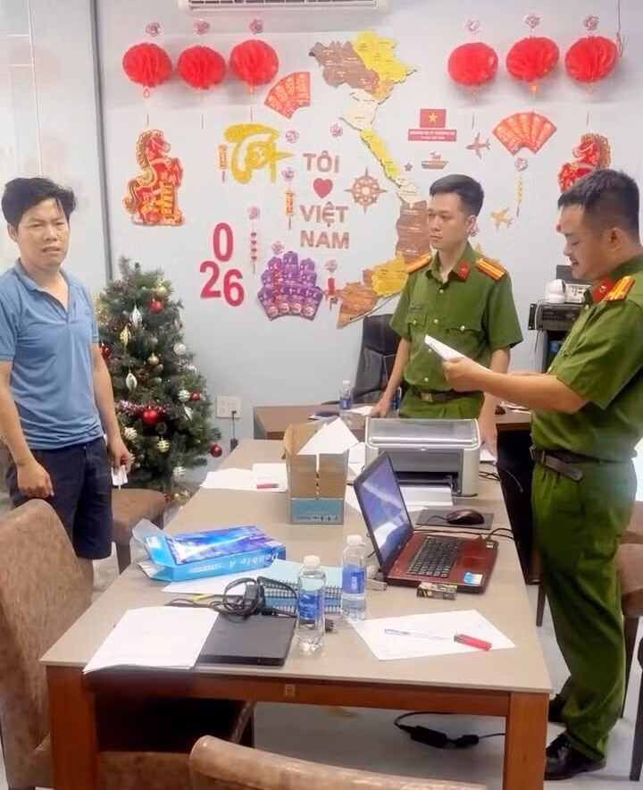 Lực lượng công an khám xét trụ sở làm việc của các đối tượng tại phường Hòa Khánh, thành phố Đà Nẵng. (Ảnh: Công an Thái Nguyên)
