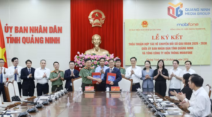 Đồng chí Bùi Văn Khắng, Phó Bí thư Tỉnh ủy, Chủ tịch UBND tỉnh và Thiếu tướng Trương Sơn Lâm, Chủ tịch Tổng Công ty Viễn thông MobiFone, trao biên bản hợp tác. Ảnh: Cao Quỳnh