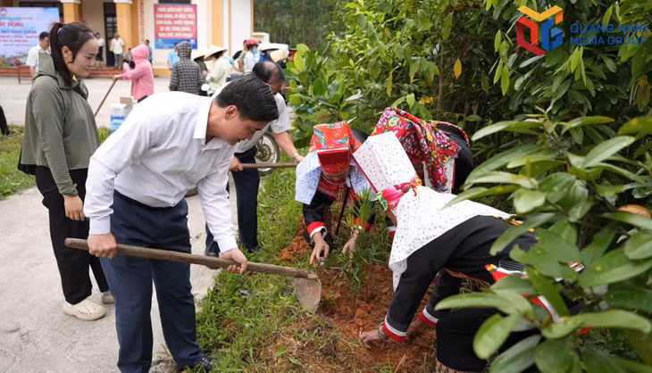 Cán bộ và nhân dân xã Đông Ngũ ra quân dọn dẹp đường phố, khu công cộng đảm bảo bảo vệ sinh môi trường.