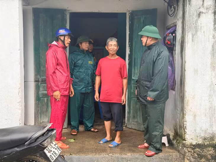 CBCS Đồn BPCK cảng Vạn Gia tuyên truyền, hỗ trợ nhân dân di chuyển đến nơi tránh trú bão an toàn.