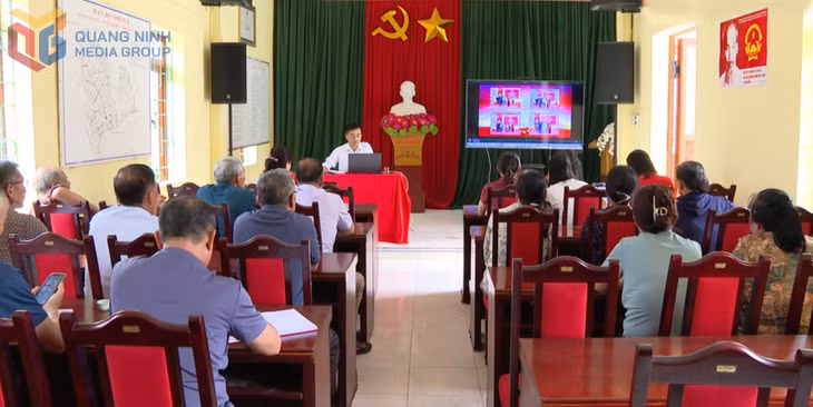 Một buổi sinh hoạt sử dụng công nghệ số của Chi bộ thôn Quảng Long 8 (xã Đường Hoa).