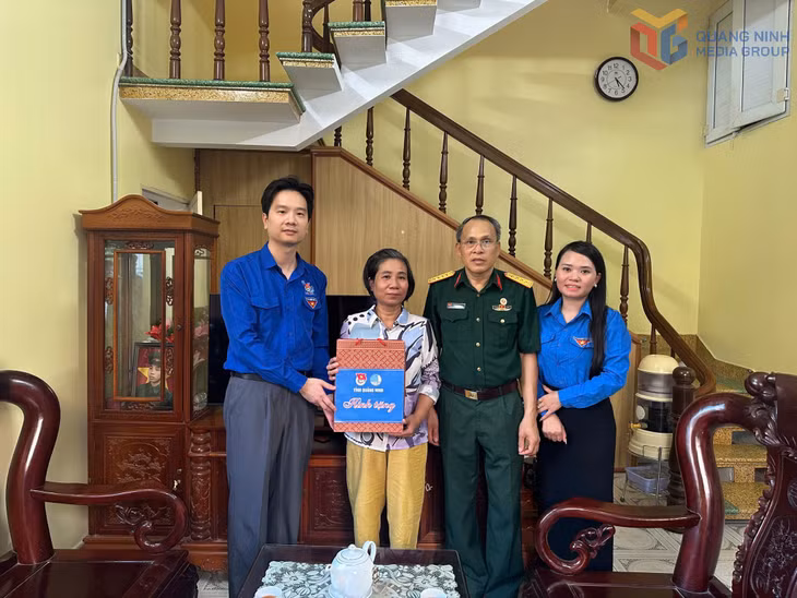 Lãnh đạo BTV Tỉnh Đoàn tặng quà gia đình liệt sĩ Lê Thanh Hồng (phường Cao Xanh).