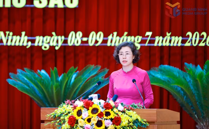 Đồng chí Vũ Thị Mai Anh, Giám đốc Sở Nội vụ trình bày tóm tắt tờ trình tại kỳ họp.