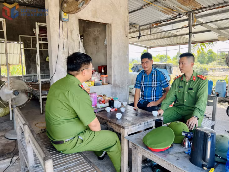 Công an phường Đông Mai phối hợp với Phòng Cảnh sát điều tra tội phạm về ma túy (Công an tỉnh) nắm thông tin dân cư.