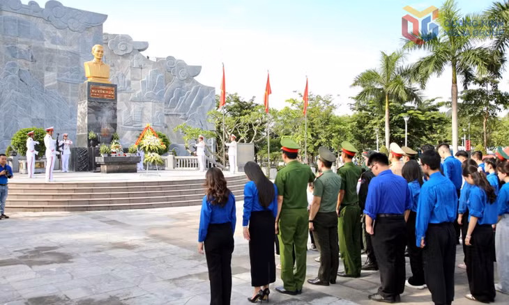 Ban Thường vụ Tỉnh Đoàn Quảng Ninh tổ chức Lễ dâng hương tại Tượng đài Anh hùng Lực lượng vũ trang nhân dân, liệt sĩ Vũ Văn Hiếu.