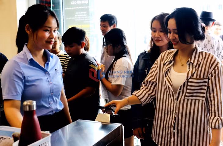 Du khách sử dụng mã quét QR khi mua vé qua ứng dụng Mini App để qua cổng soát vé Bảo tàng. Ảnh Như Hương