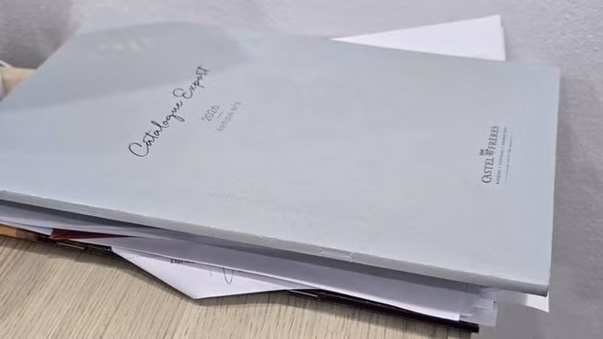 Hóa đơn, giấy tờ là một trong những vật dụng cần được sắp xếp gọn gàng trong phòng khách. Ảnh: Tuấn Đạt