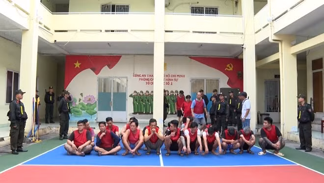 Cơ quan Cảnh sát điều tra Công an TPHCM tống đạt quyết định khởi tố và thi hành lệnh bắt tạm giam đối với các bị can trong chuyên án. Ảnh: Công an TPHCM