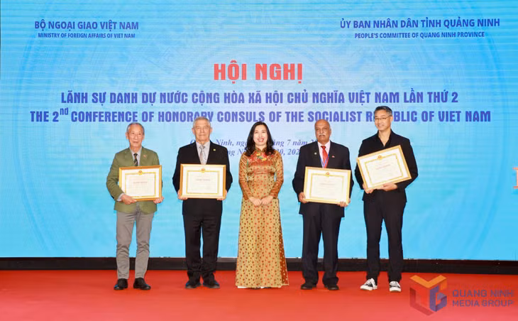 Bộ Ngoại giao Việt Nam trao tặng Kỷ niệm chương Vì sự nghiệp ngoại giao Việt Nam và Bằng khen cho một số Lãnh sự danh dự.