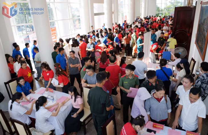 Cán bộ, công chức, viên chức, đoàn viên thanh niên, lực lượng vũ trang và tình nguyện viên trong tỉnh tham gia hiến máu tại Chương trình 