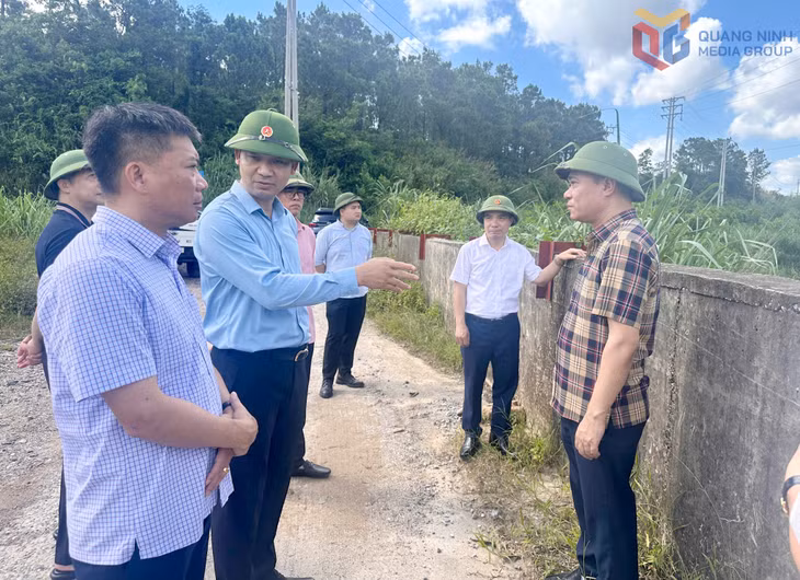 Đồng chí Nguyễn Văn Công, Phó Chủ tịch UBND tỉnh, kiểm tra, chỉ đạo giải quyết khắc phục ngập úng tại khu vực cánh đồng Ba Sào trên địa bàn xã Thống Nhất.