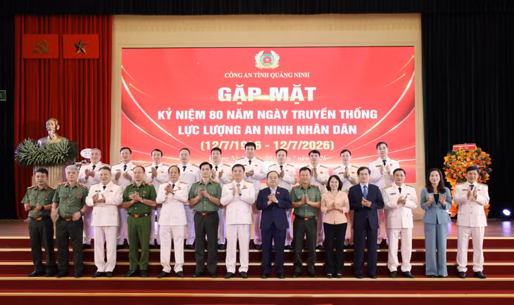 Các đại biểu chụp ảnh lưu niệm tại lễ kỷ niệm.