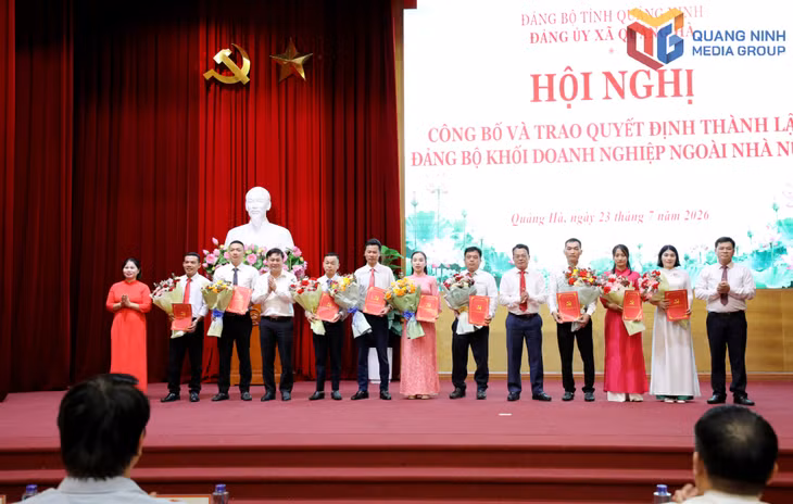 Lãnh đạo xã Quảng Hà trao các quyết định cho các chi bộ trực thuộc Đảng bộ Khối doanh nghiệp ngoài Nhà nước xã Quảng Hà.