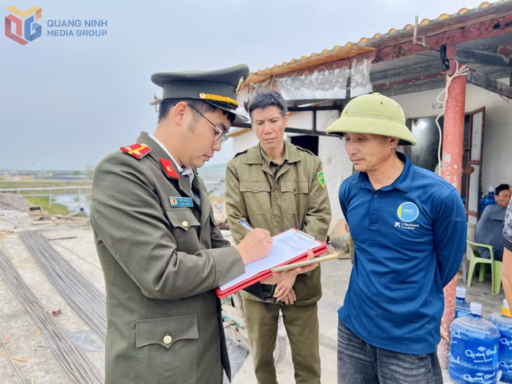 Lực lượng an ninh Công an xã Hải Lạng nắm tình hình lao động tại khu vực đầm tôm.