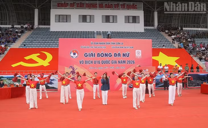 Văn nghệ chào mừng tại lễ khai mạc giải bóng đá nữ vô địch U16 quốc gia năm 2026.