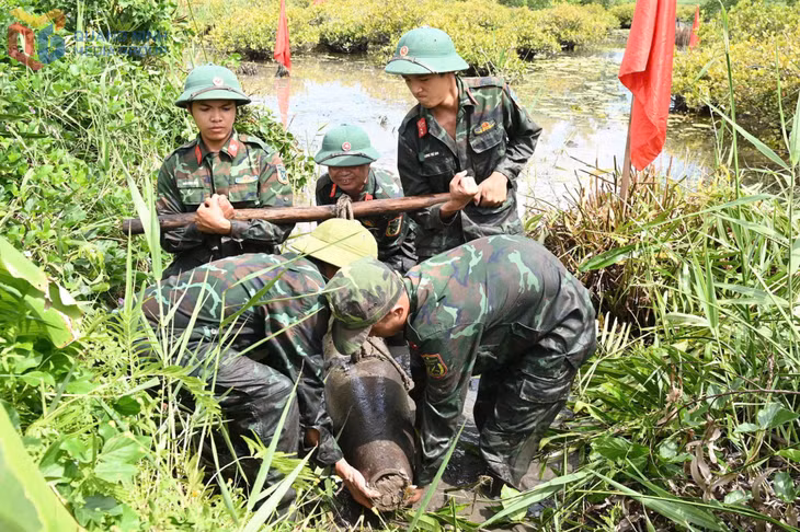 Lực lượng Công binh, Phòng Tham mưu, Bộ CHQS tỉnh thực hiện nhiệm vụ rà phá bom mìn, vật liệu nổ.&nbsp;