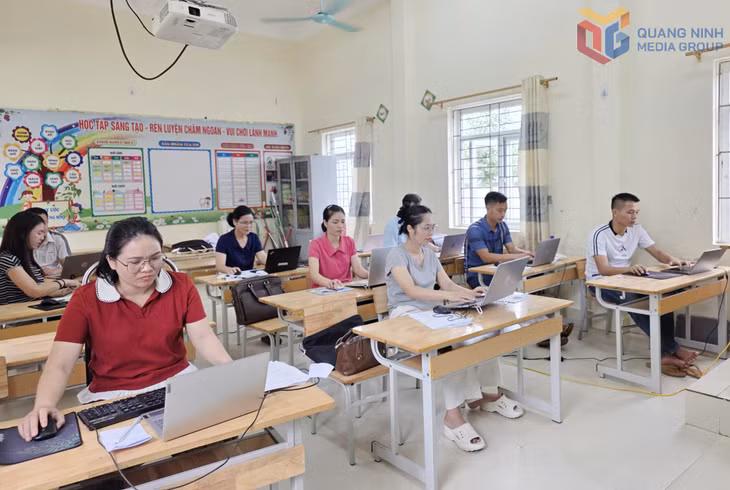 Nhân viên Trạm Y tế xã Quảng Hà cập nhật dữ liệu của người dân tham gia chương trình khám sức khỏe định kỳ.