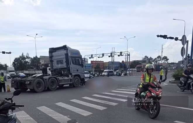 Hiện trường vụ tai nạn khiến người phụ nữ tử vong ở phường An Phú, TPHCM. Ảnh: Đình Trọng