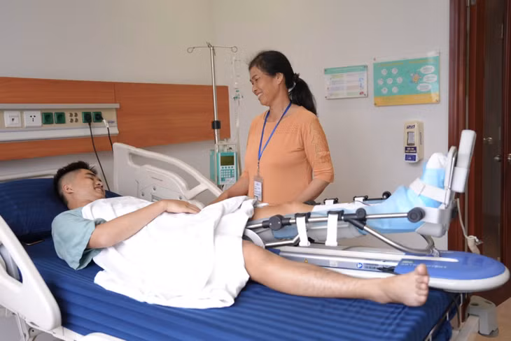 Suốt 3 năm, mẹ của Toàn đã cùng con rong ruổi khắp các bệnh viện, chưa bao giờ từ bỏ hy vọng một ngày con trai có thể bước đi bình thường trở lại.